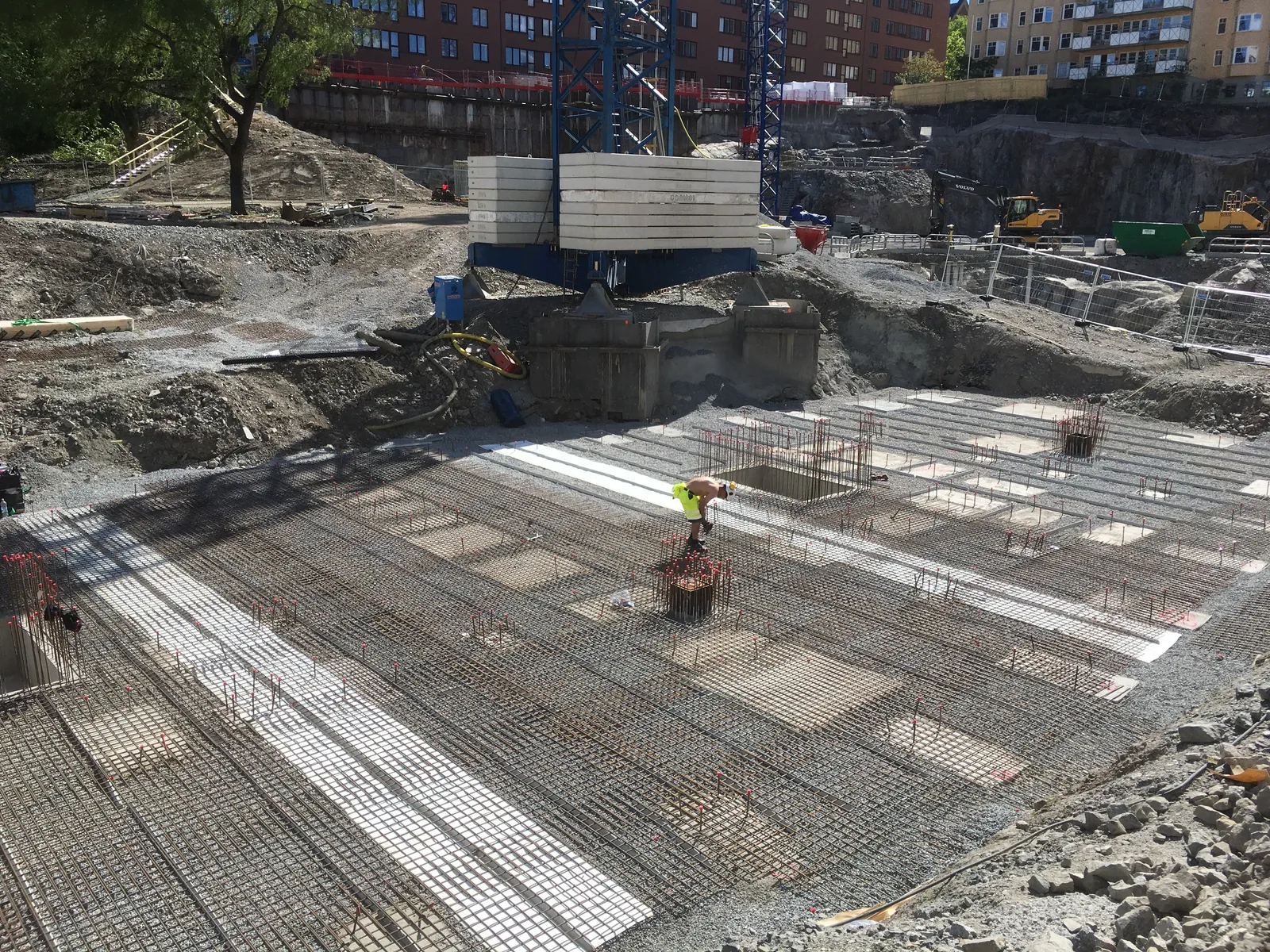 Armering och grundläggning för ett större bostadsprojekt med tornkran